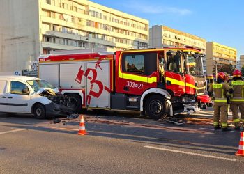 Warszawa. Wóz strażacki na ‘czerwonym’. Doszło do kolizji