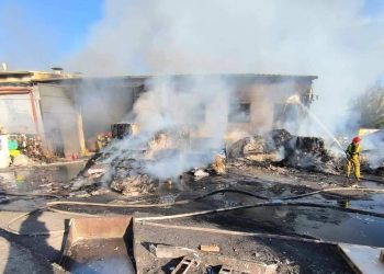 Pożar zakładu przetwarzającego makulaturę