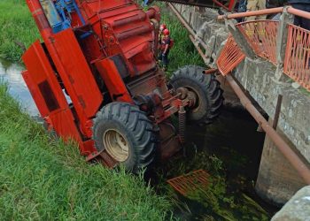 Kombajn wpadł do rzeki. Wezwano grupy specjalistyczne