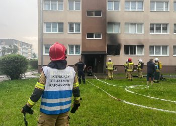 Pożar mieszkania w Lęborku. Dzieci w szpitalu