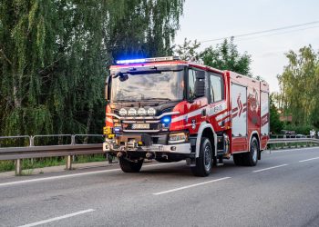 Ciężka ‘siódemka’ zaparkowała w garażu OSP Konie