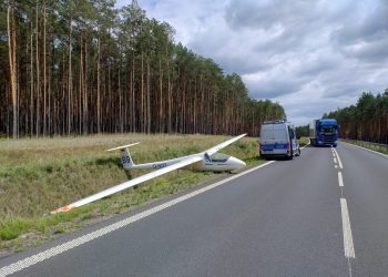 Szybowiec wylądował na obwodnicy Zielonej Góry