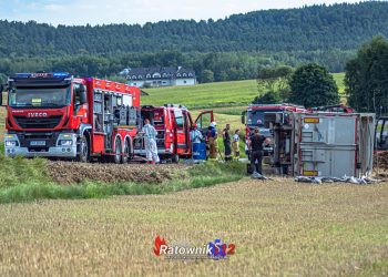 Ciężarówka na boku. Wezwano grupę ratownictwa chemicznego