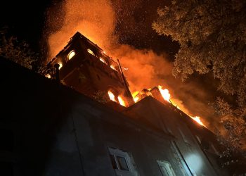 Nocny pożar pałacu w Leszczach