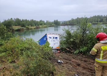 Zdarzenie na DW297. Ciężarówka w jeziorze