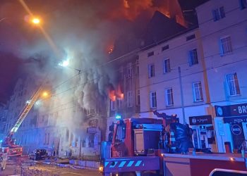Pożar kamienicy w Poznaniu. Zaginieni strażacy