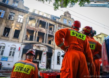Poznań: Pożar ugaszony, dwóch strażaków poszukiwanych