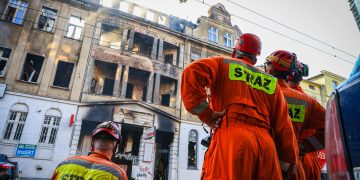 Poznań: Pożar ugaszony, dwóch strażaków poszukiwanych