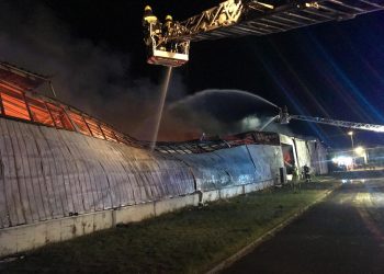 Duży pożar hali w Żłobnicy. W akcji 20 zastępów