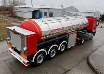 Dwie nowe cysterny dla lubelskiej straży pożarnej
