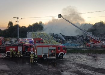 Pożar składowiska odpadów w Choczni