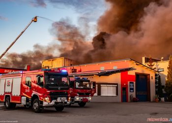 Pożar śmieci i hali w Piotrkowie Trybunalskim