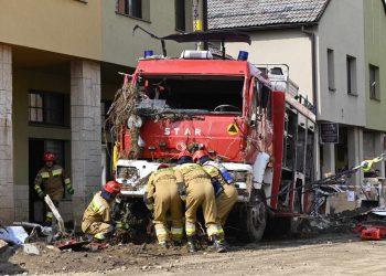 Wóz strażacki OSP Stronie Śląskie został wyciągnięty z mułu