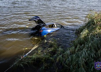 Tesla w jeziorze Tałtowisko. Niedzielna akcja strażaków