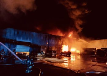 Pożar hal w Krakowie. W środku hulajnogi i baterie