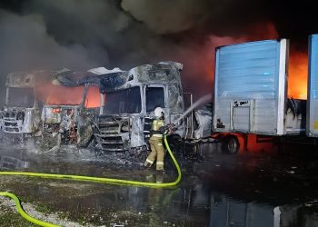 Pożar ciężarówek. Akcja strażaków w Woźnikach