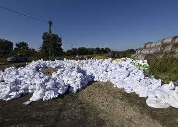 Strażak zasłabł podczas umacniania wału