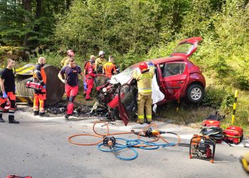 Uderzył w betonowy krąg. Zginęło starsze małżeństwo