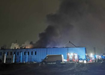 Pożar hali w Łodzi. Trwa akcja gaśnicza
