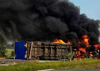 Pożar ciężarówki na A4. Kierowca poszkodowany