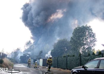 Duży pożar w Zabrzu. Strażacy walczą z ogniem
