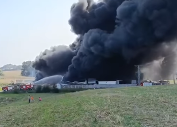 Pożar hali i styropianu w Łebieńskiej Hucie