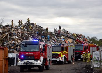 Pożar odpadów popowodziowych w Głuchołazach