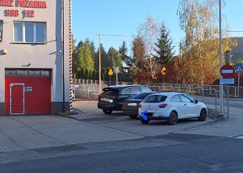 Osielec. Notorycznie zastawiają wyjazd z remizy