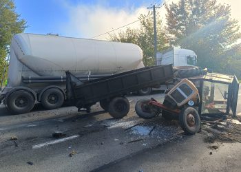 Zderzenie ciężarówki z traktorem na DK57