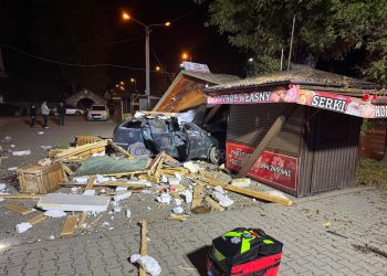 Uderzył w stragany i uciekł… z tablicami rejestracyjnymi