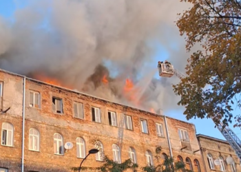 Pożar kamienicy na warszawskiej Pradze