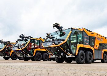 Lotnisko w Hamburgu pokazało nowe wozy straży pożarnej