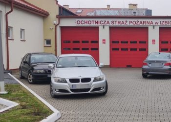 Zablokowały wyjazd z remizy OSP. Wezwano policję