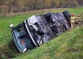 Autokar w rowie. Wypadek na autostradzie A4