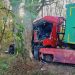 Uderzył ciężarówką w drzewo. Na miejsce wezwano LPR