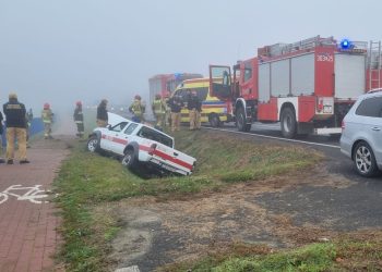 Samochód PSP w rowie. Strażak trafił do szpitala