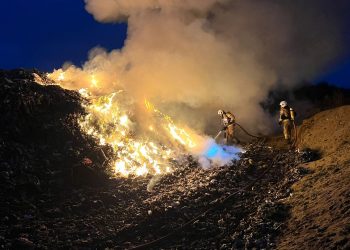 Pożar składowiska odpadów w Rokitnie