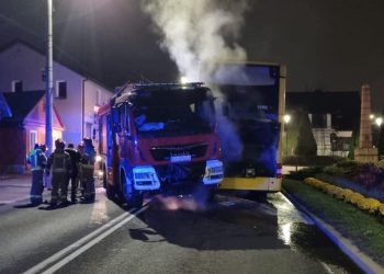 Sokółka. Płonący autokar uderzył w wóz strażacki