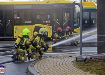 Strażackie ćwiczenia w zajezdni PKM Tychy