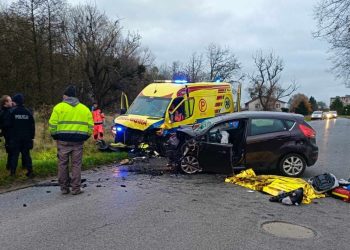Czołowe zderzenie z karetką. Jedna osoba nie żyje
