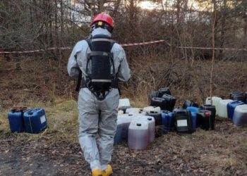 Pojemniki z nieznaną substancją w lasach powiatu ostrowieckiego