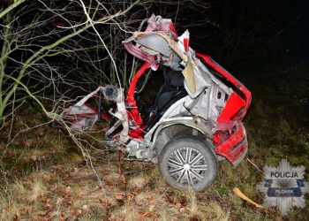 Wypadek w powiecie płońskim. Seat rozpadł się na części
