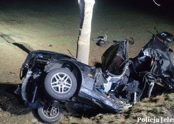 Kompletnie zniszczone BMW. Nie żyje dwóch 18-latków