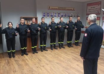 ‘Uroczyście ślubuję’. Nowi strażacy katowickiej straży pożarnej