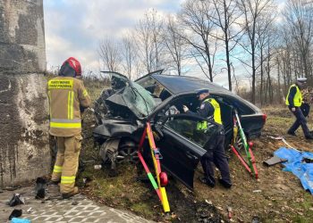 Uderzył w betonowy wiadukt. Wezwano śmigłowiec LPR