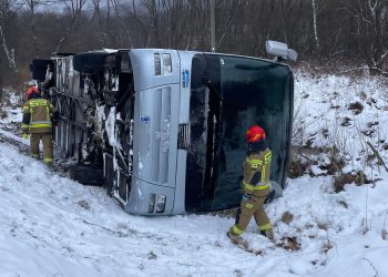 Wypadek autokaru w Bieszczadach. Wielu poszkodowanych