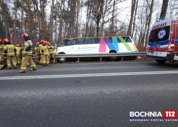 Wypadek na DW965. Autobus w rowie
