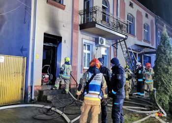 Szamocin. Pożar klatki schodowej w budynku mieszkalnym