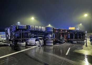 Wypadek na A2. Ciężarówka na boku
