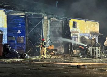 Pożar hali w Słupsku. Robot wspiera strażaków
